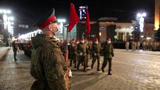 В Екатеринбурге провели первую ночную репетицию парада Победы.