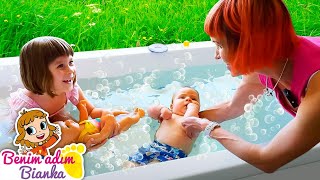 Bebek bakma oyunları! Baby Born oyuncak bebek ve Dorian jakuzide banyo yapıyorlar! Resimi