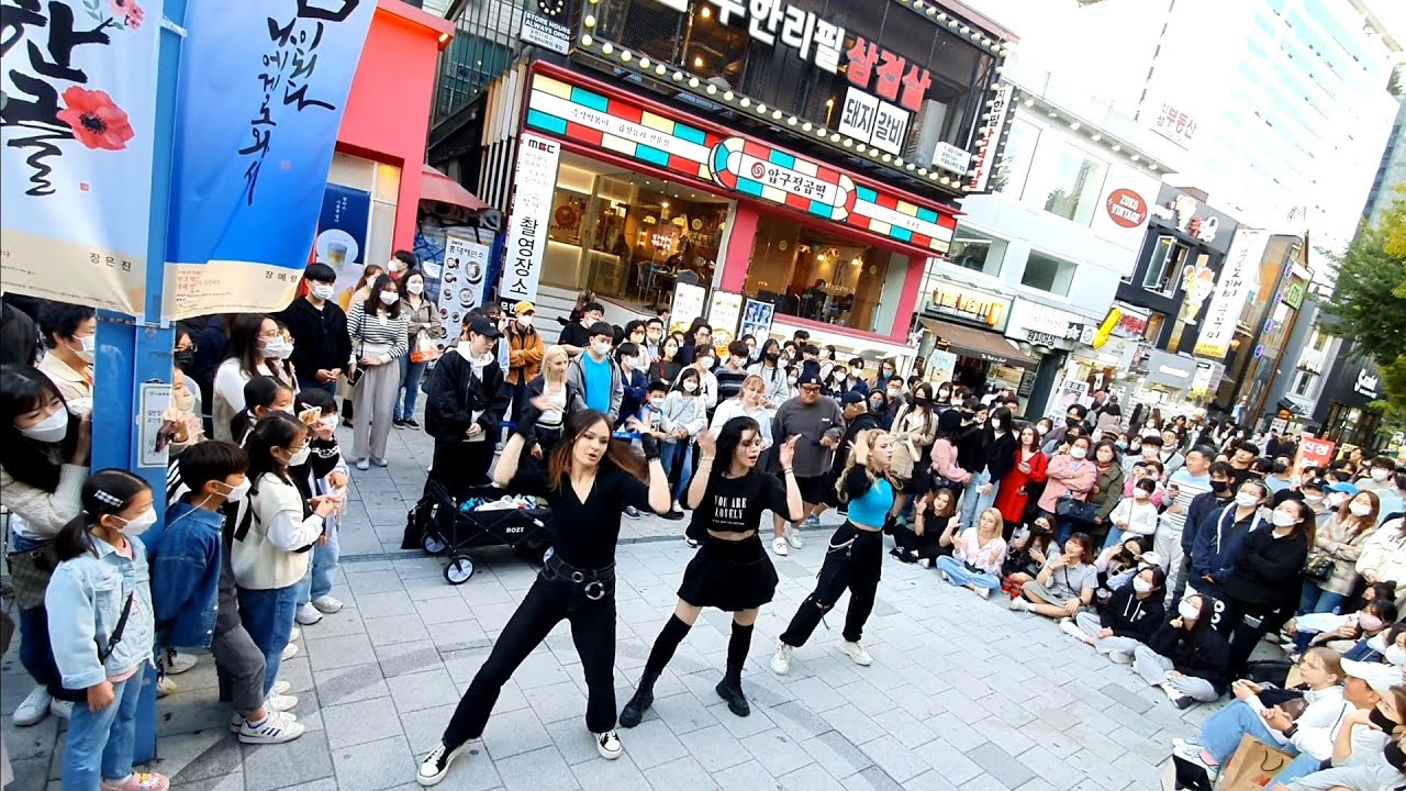 BLACK MIST. MESMERIZING INTERACTIVE PERFORMANCE. HONGDAE STREET.