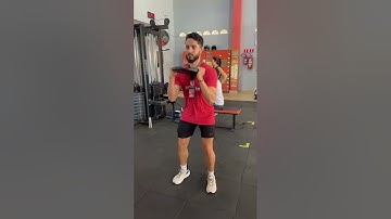 Agachamento frontal com anilha