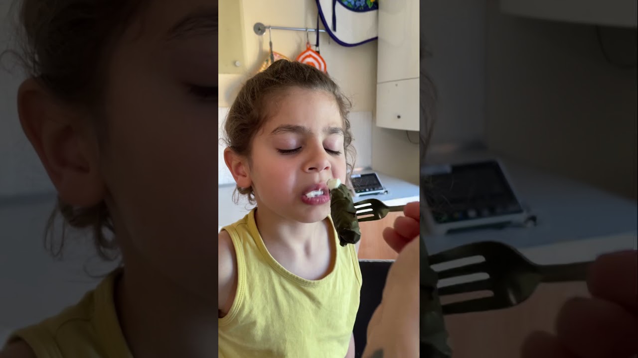 Trying dolma for the first time / Джон пробует долму в первый раз