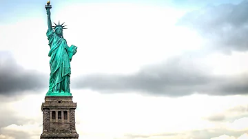 Cosa ce scritto sotto la Statua della Libertà?