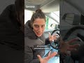 Quando scendiamo dall'auto, è importante aprire la portiera con la mano destra.
