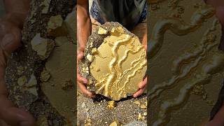 Oh, my God,,This Man Found Gold Nuggets Inside Quartz Rock #golddiscovery #findgold #GoldNuggets