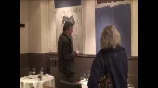 Accrochage des peintures de Jean-Paul Friol au SNUC
