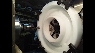 видео: Фрезеровка радиусных канавок в деталях из полиэтилена на поворотном столе картинка: Фрезеровка радиусных канавок в деталях из полиэтилена на поворотном столе