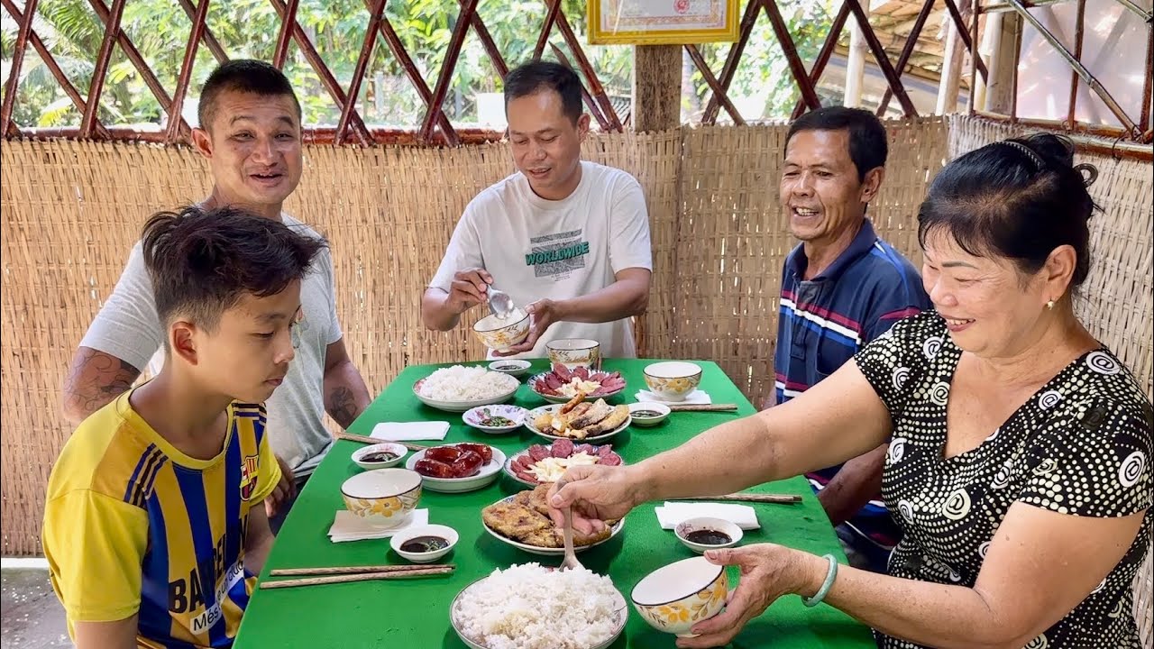 Bất Ngờ Anh Khoa Lừ Đến Chơi Mời Ăn Cơm Ngày Tết Cùng Gia Đình /at6n