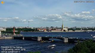Традиционный полуденный выстрел сразу двух пушек на Петропавловской крепости в Санкт-Петербурге