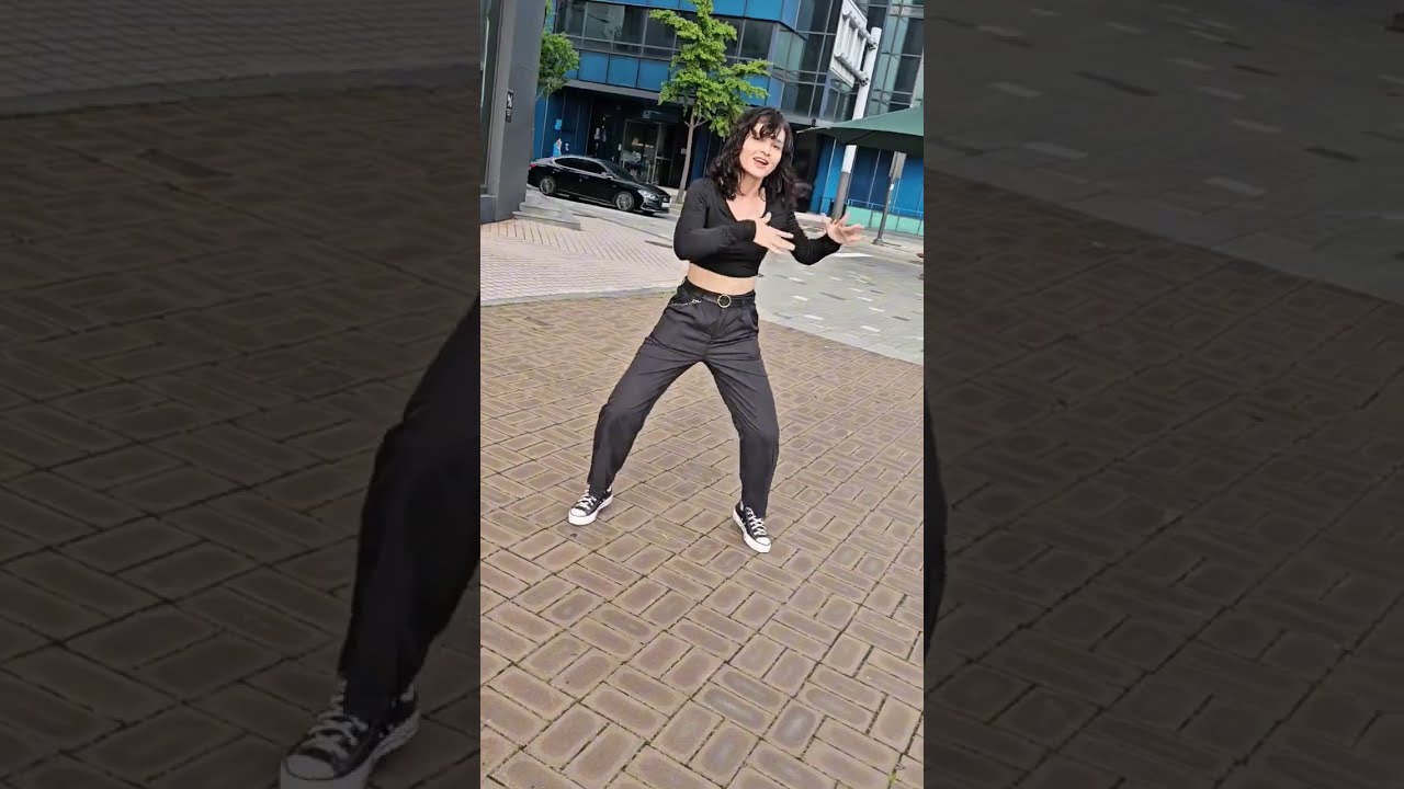 DANCEI NA FRENTE DA JYP 😱 - STRAY KIDS - HOLLOW - Dance Cover by Frost! #Hollow #shorts