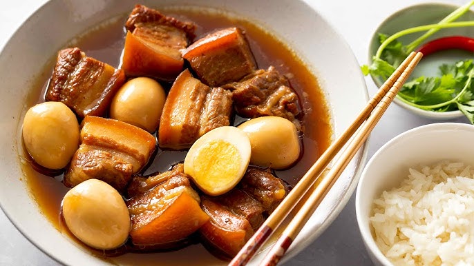 13. Thịt Kho Tàu Trên Bàn Tiệc Ngày Tết