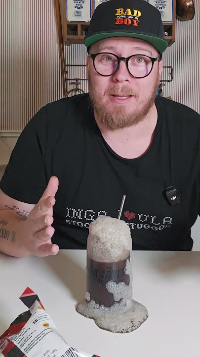 TESTAR BLANDA HALLONSODA OCH SALTLAKRITS-SÅS FÖR ATT GÖRA EN HALLONLAKRITSLÄSK 🙌😱