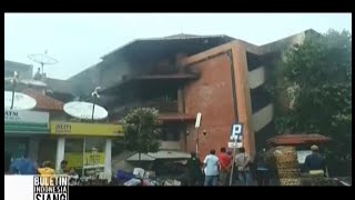 Petugas pemadam kebakaran masih berupaya memadamkan api di Pasar Badung, Denpasar - BIS 01/03