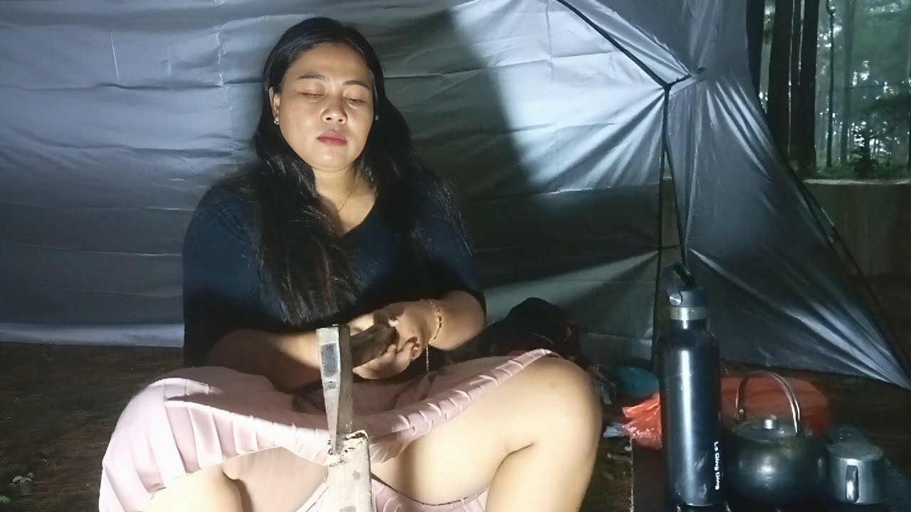 SOLO OVERNIGHT CAMPING IN THE RAIN - RELAXING IN THE TENT WITH THE SATISFYING SOUND OF NATURE - ASMR