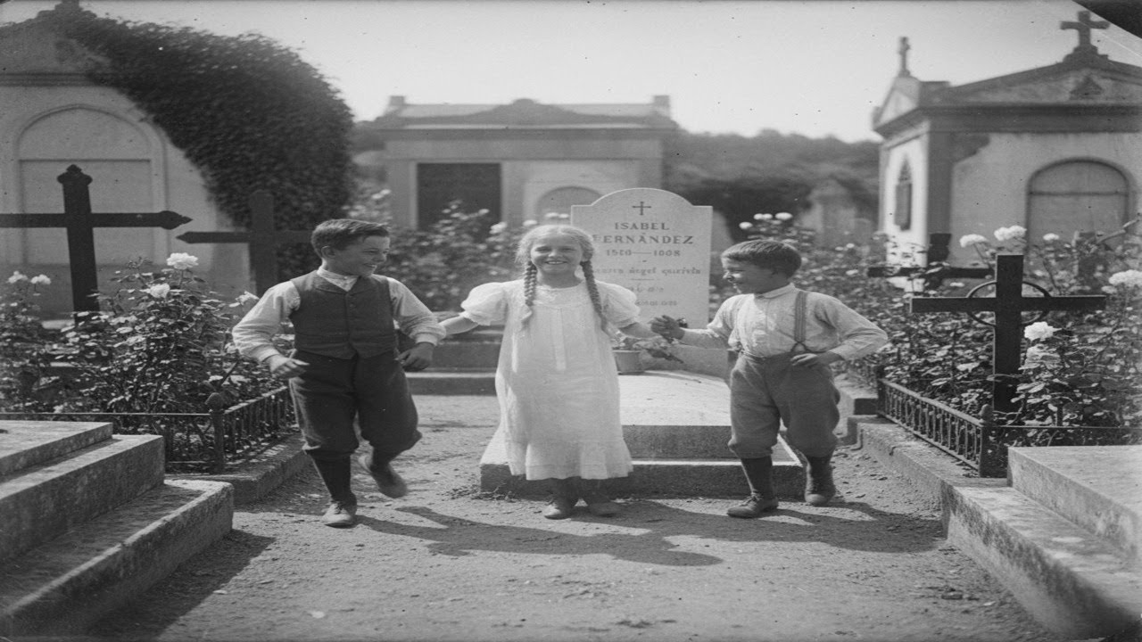 Niños en el cementerio 1913 — 110 años después, hallan que la niña llevaba 5 años enterrada
