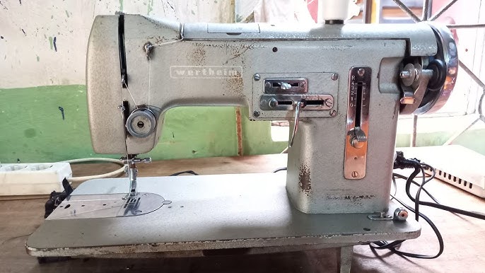 🛑 NO DISPONIBLE 🛑 💡 Lámpara Máquina de Coser. 🥰Única. Fabricada con una  antigua máquina de coser, le fabricamos la base con madera…