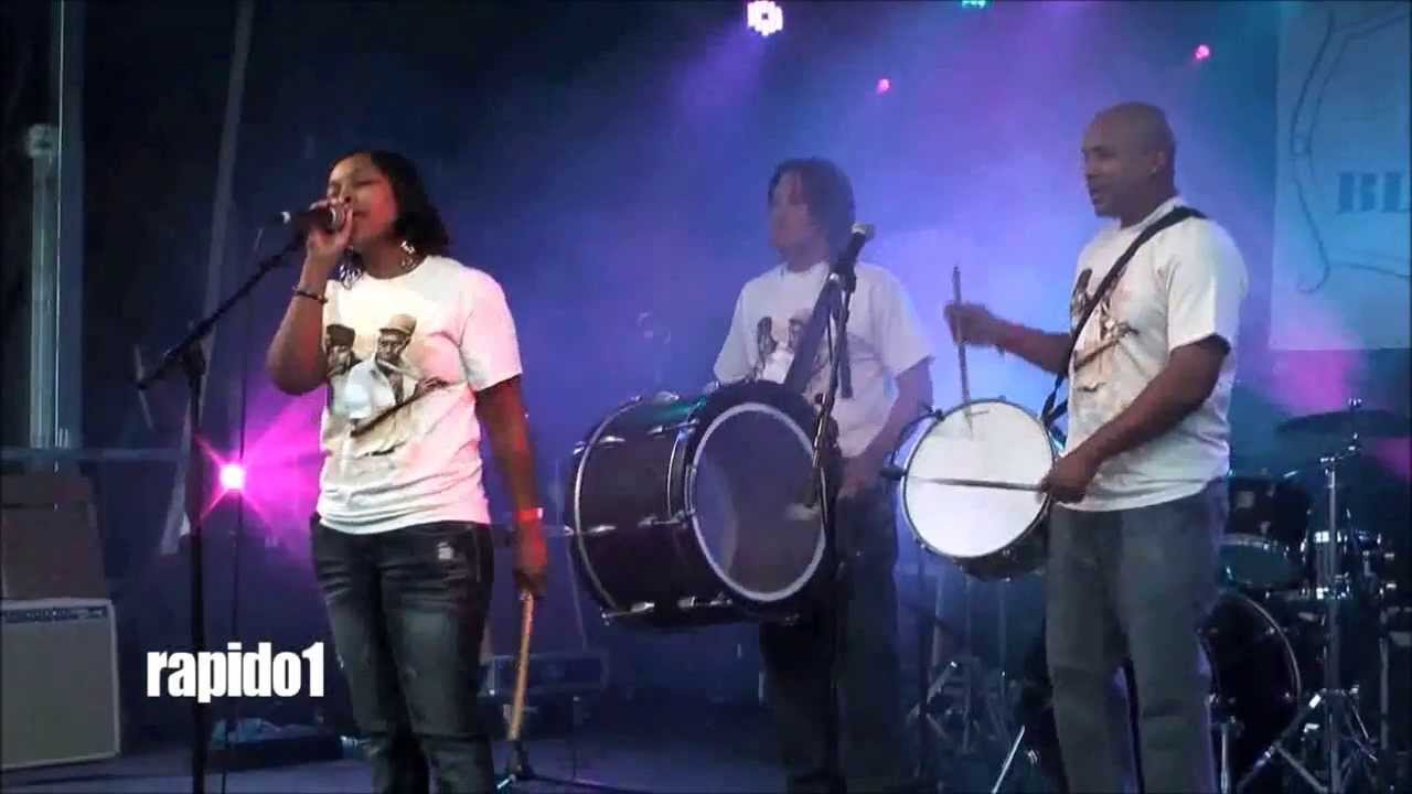 Sharde Shardé Thomas and the Rising Star Fife & Drum Band - Sittin' on Top of ...
