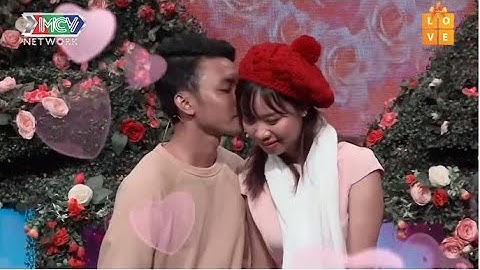 Cô gái TRINH TRẮNG KHÔNG TÌ VẾT làm chàng trai SƯỚNG RẦN NGƯỜI đè ra HÔN GIỮA SÓNG TRUYỀN HÌNH