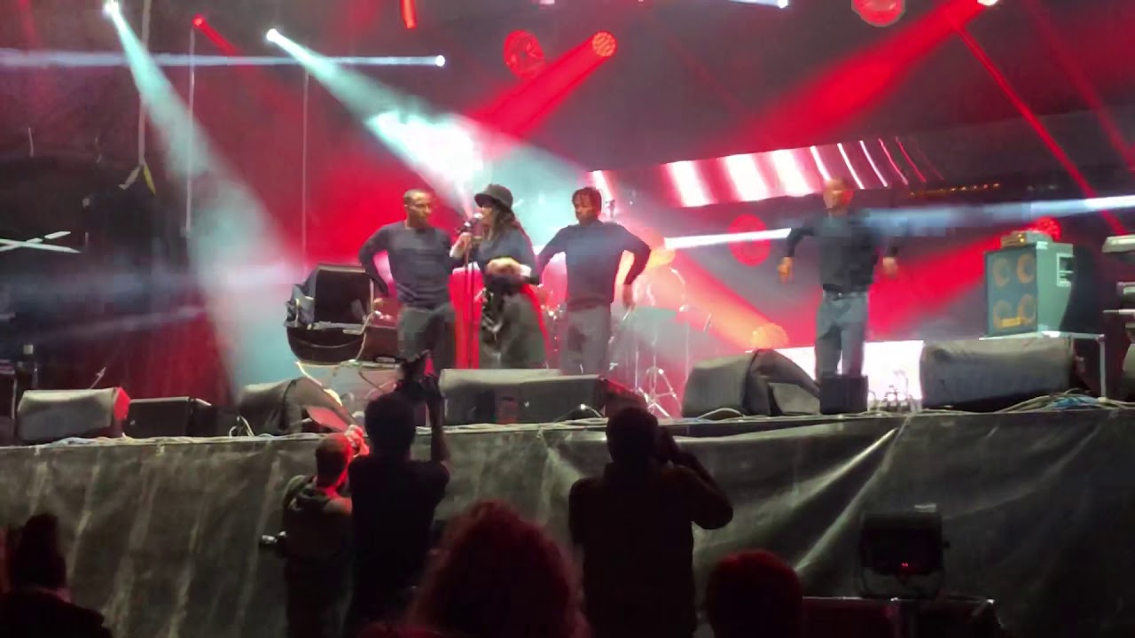 Indila (parle à ta tête) Live Vibration Tour à Orléans