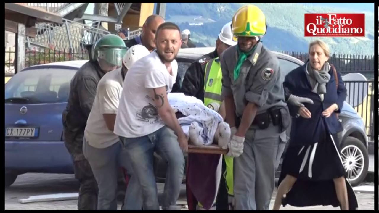 Amatrice, le strazianti immagini dei soccorsi tra le macerie dell'Hotel Roma