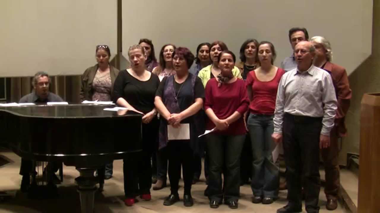 Eski(meyen) Ruhi Su Dostlar Korosu - 1 Mayıs Marşı  [Altyazıları açın]