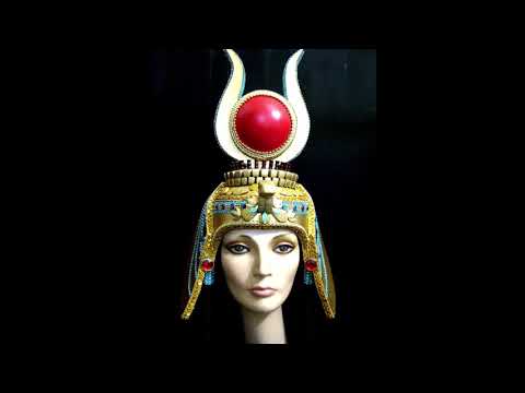 Video: Golden Tunic And Tiara Of Cleopatra: Muceniece Tried On The Image Of The Egyptian Queen