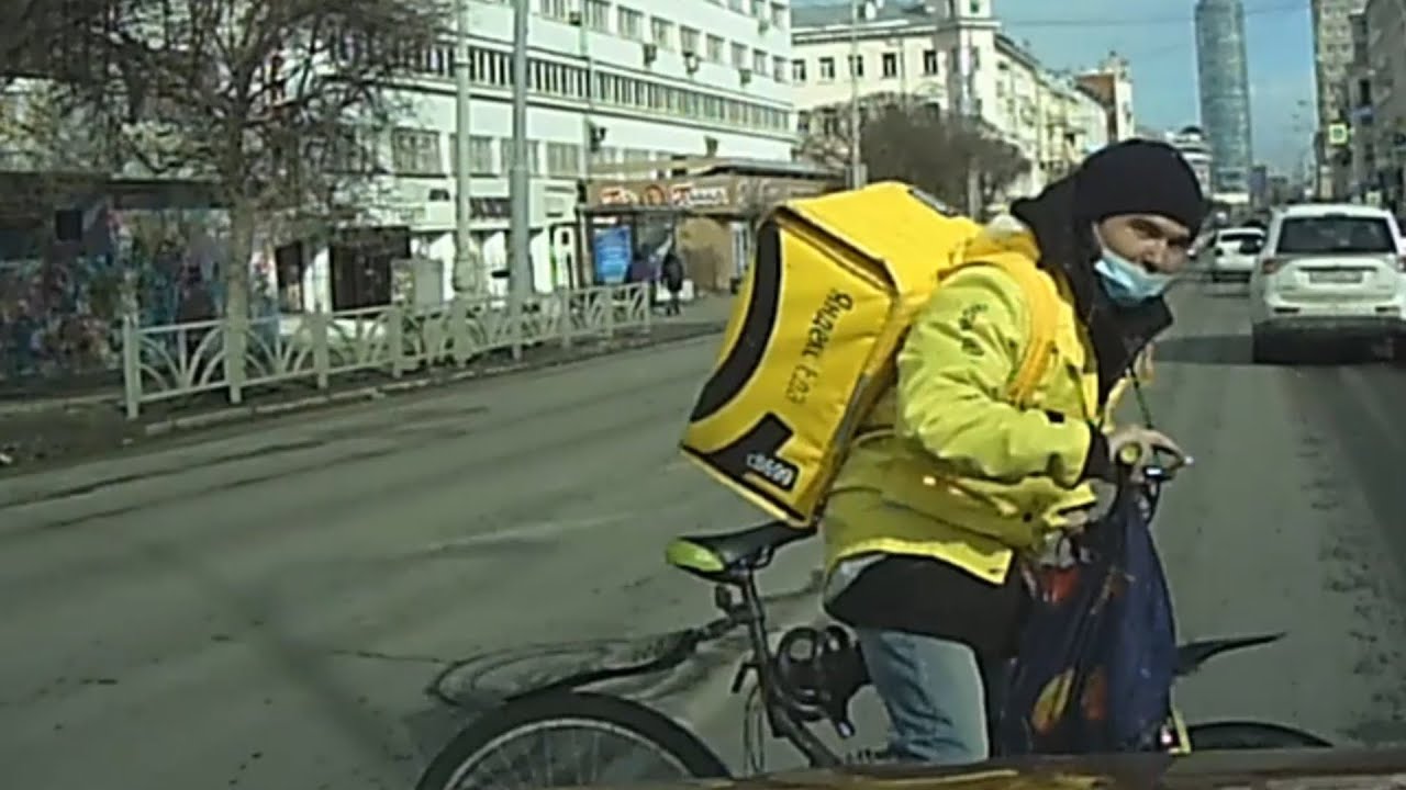 Велокурьер подрезал легковушку и помчался - YouTube