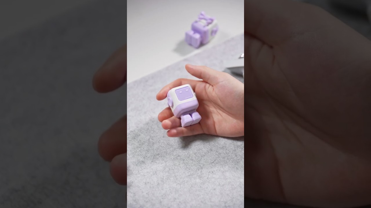 ugreen RobotGan nexode RG 3-port Gan fast charger 65w 