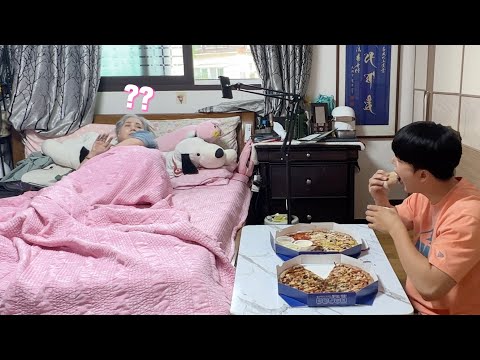 엄마 삐쳐 계셔서 <strong>혼자</strong> 피자 2판 <strong>배달</strong> 시켜 먹어 봄🍕