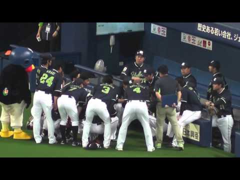 ヤクルトスワローズ　ナゴヤドームで試合前の円陣　傍らにたたずむつば九郎　春の竜陣祭2016