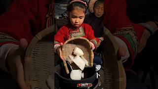 Little Girl Learns Ancient Chinese Healing Soup from Grandma ❤️