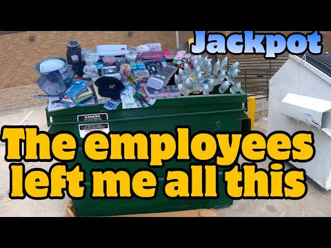 DUMPSTER DIVING - STORE MANAGER TOSSED ALL THIS IN THEIR DUMPSTER! I TOOK EVERYTHING, JACKPOT