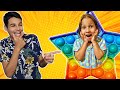 Gatinha das Artes  e Papai Fingem Brincar de Desafio Pop It | Pretend Play Pop It Challenge