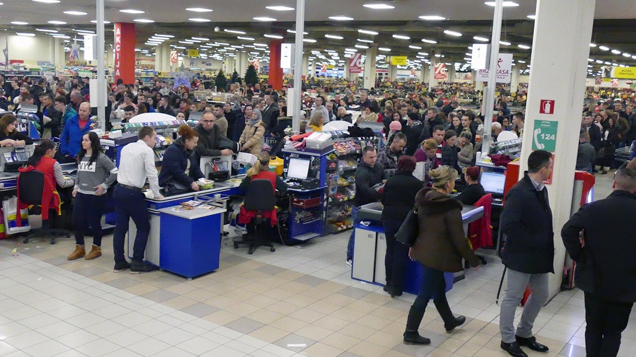 Tisuće ljudi u FIS-ovom noćnom shopingu