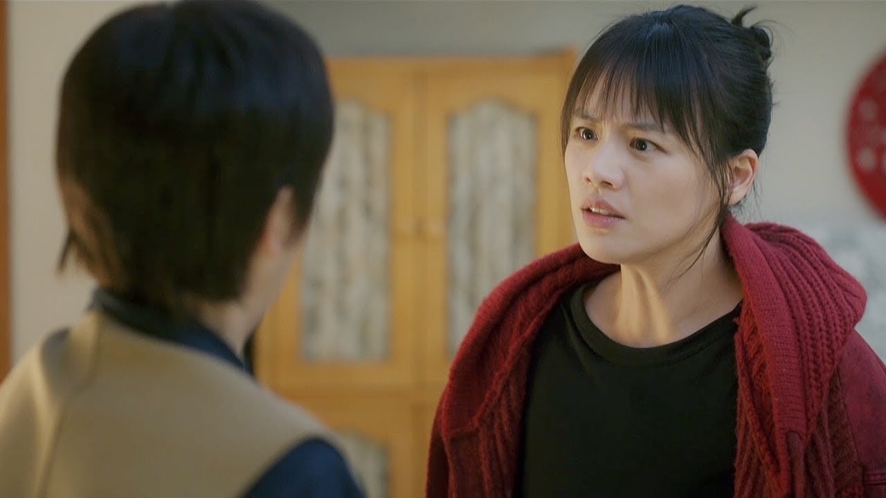 母親翻女兒背包發現避孕藥，扇了她一耳光後才得知真相，後悔了！