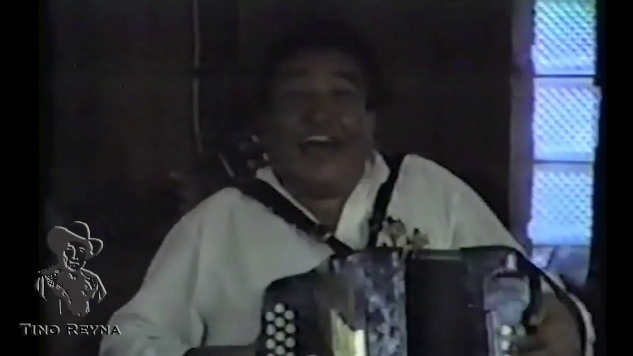 Cornelio Reyna , tocando el acordeón ,