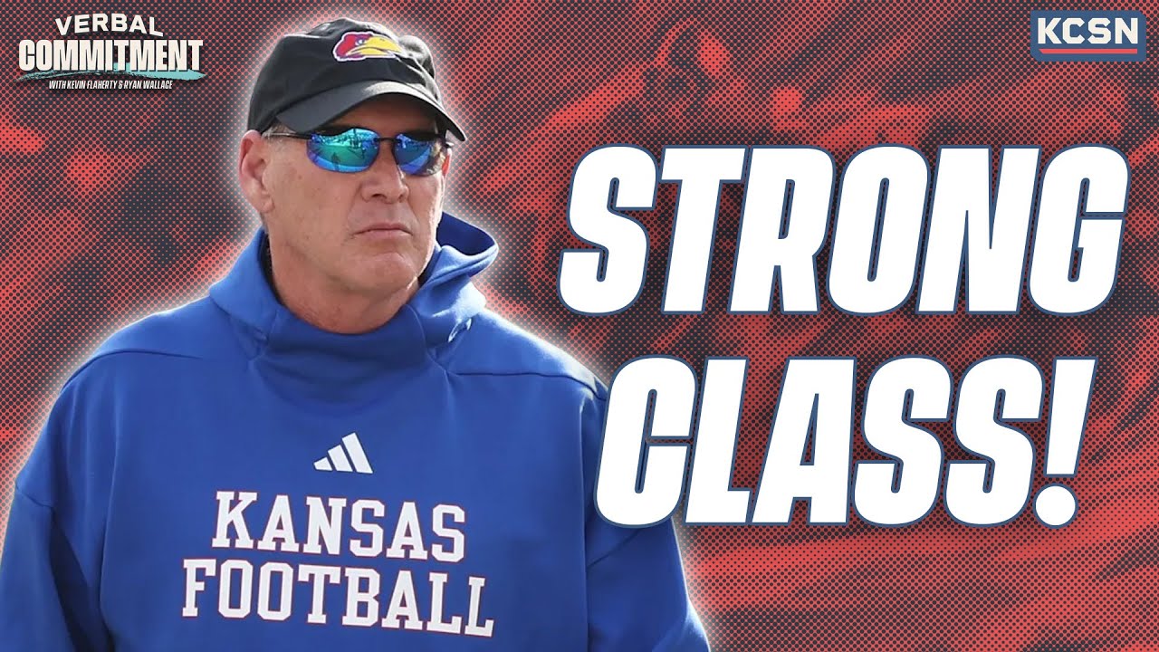 Генеральный менеджер футбольной команды Университета Канзаса Роб Ианелло анализирует состав школь...