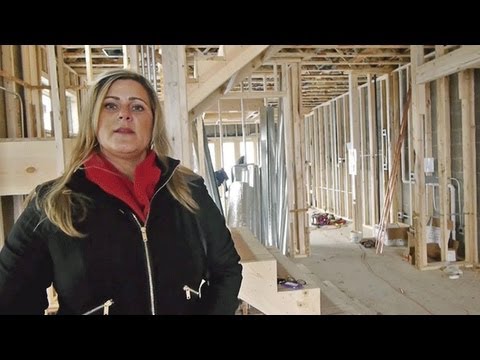 Vidéo: Spacieuse maison unifamiliale en Slovénie construite sur une empreinte compacte de 33 mètres carrés