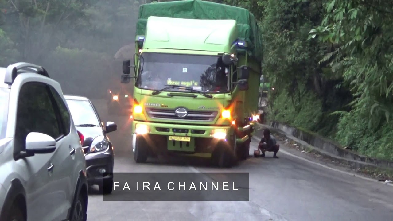 TRUCK HINO SLIP SAAT MELEWATI TANJAKAN SITINJAU LAUIK, DAN BERKALI KALI MENCOBA NAIK