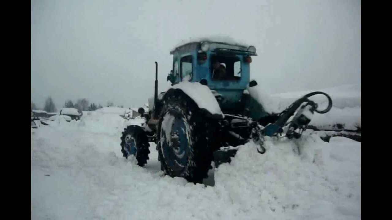 Чистка снега т 40ам видео. Чистка снега трактором юмз. Т 40 чистит снег. Т40 трактор чистит снег. Т40ам с отвалом.
