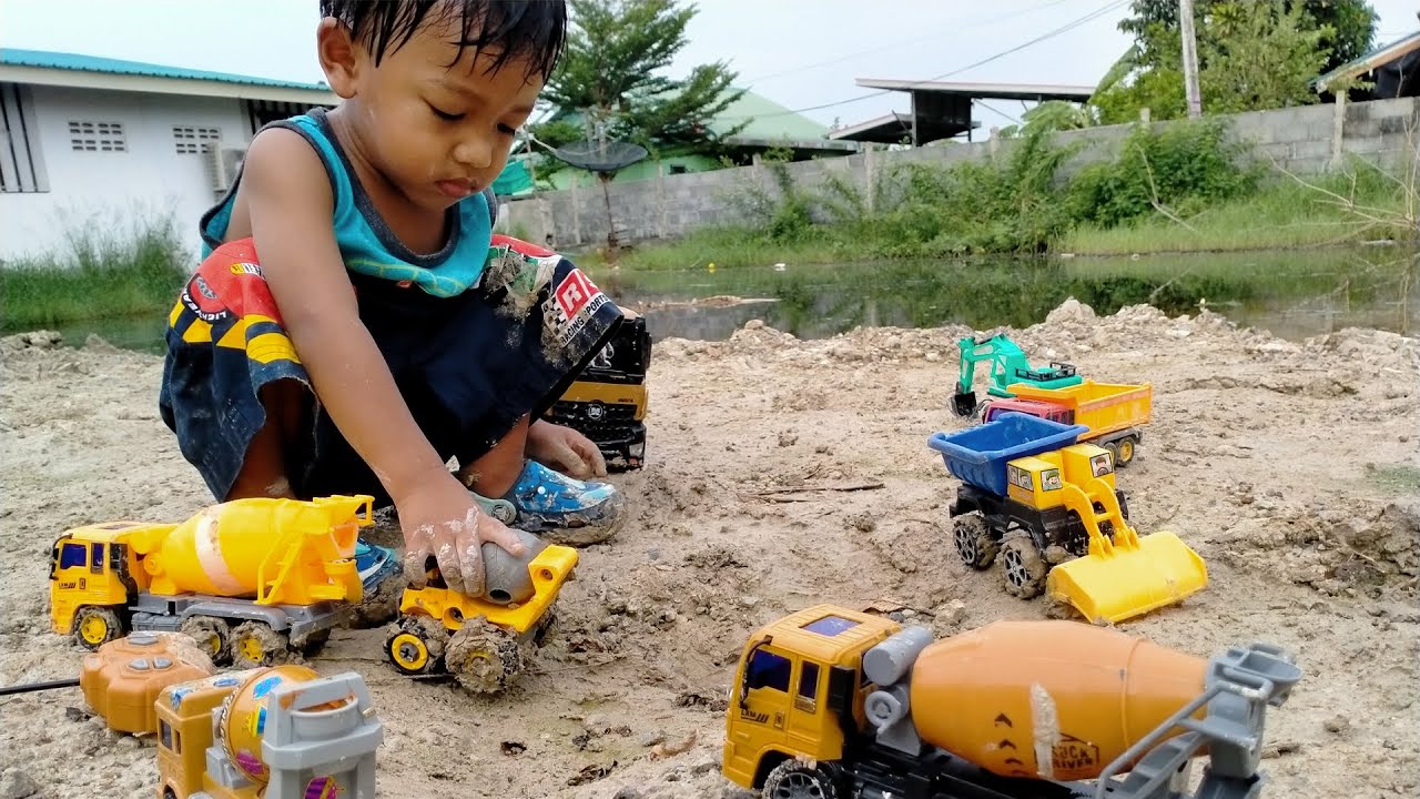 พี่ปลื้ม | กองทัพรถโม่ลุยโคลน แม็คโคร รถดั้มก่อสร้างปิดหลุม ช่วยรถโม่ติดหล่ม