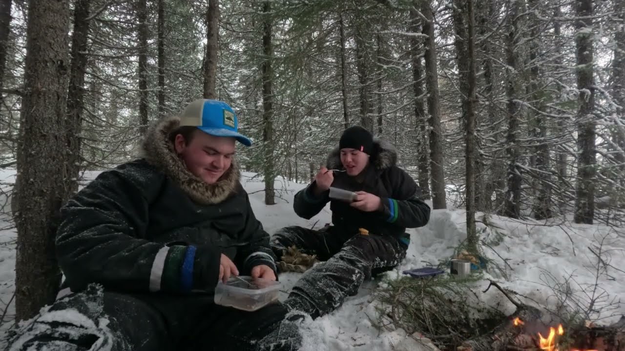 16 Year Old Traps The Big Land...Taking a Break and Having Bottled Turr and Bread Over An Open Fire!