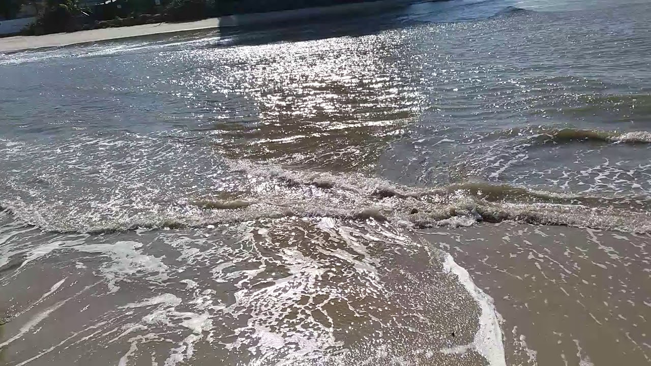 Mar agitado na praia do pereque em sc