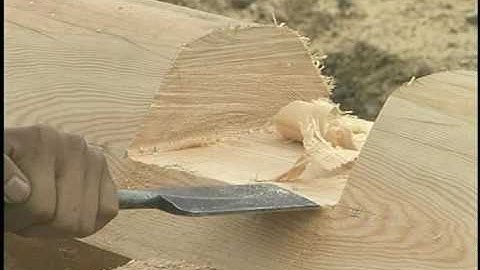 Blokhut bouwen: slotkerf uitsnijden