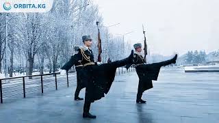 Смена почетного караула. Солдаты Национальной Гвардии. Бишкек 2022