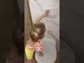 Can’t reach the sink? No problem 😄 Here’s a simple life hack! Subscribe 🔔 #LifeHack #HackMagic