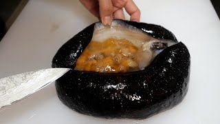 黒すぎるバケモノの内臓を取り出して食べてみると…