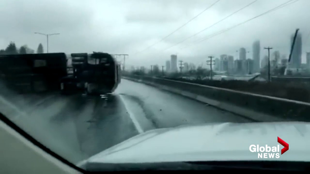 Dash cam video shows truck losing control on Highway - YouTube
