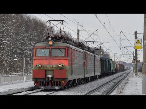 ВЛ11.8-791/790Б с грузовым поездом проезжает платформу Вяткино.