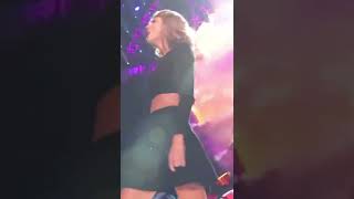 Taylor swift singing shake it off live!!!🔥🔥🔥🔥