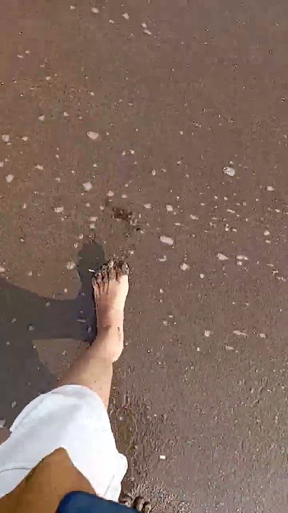 berjalan di tepi pantai #short